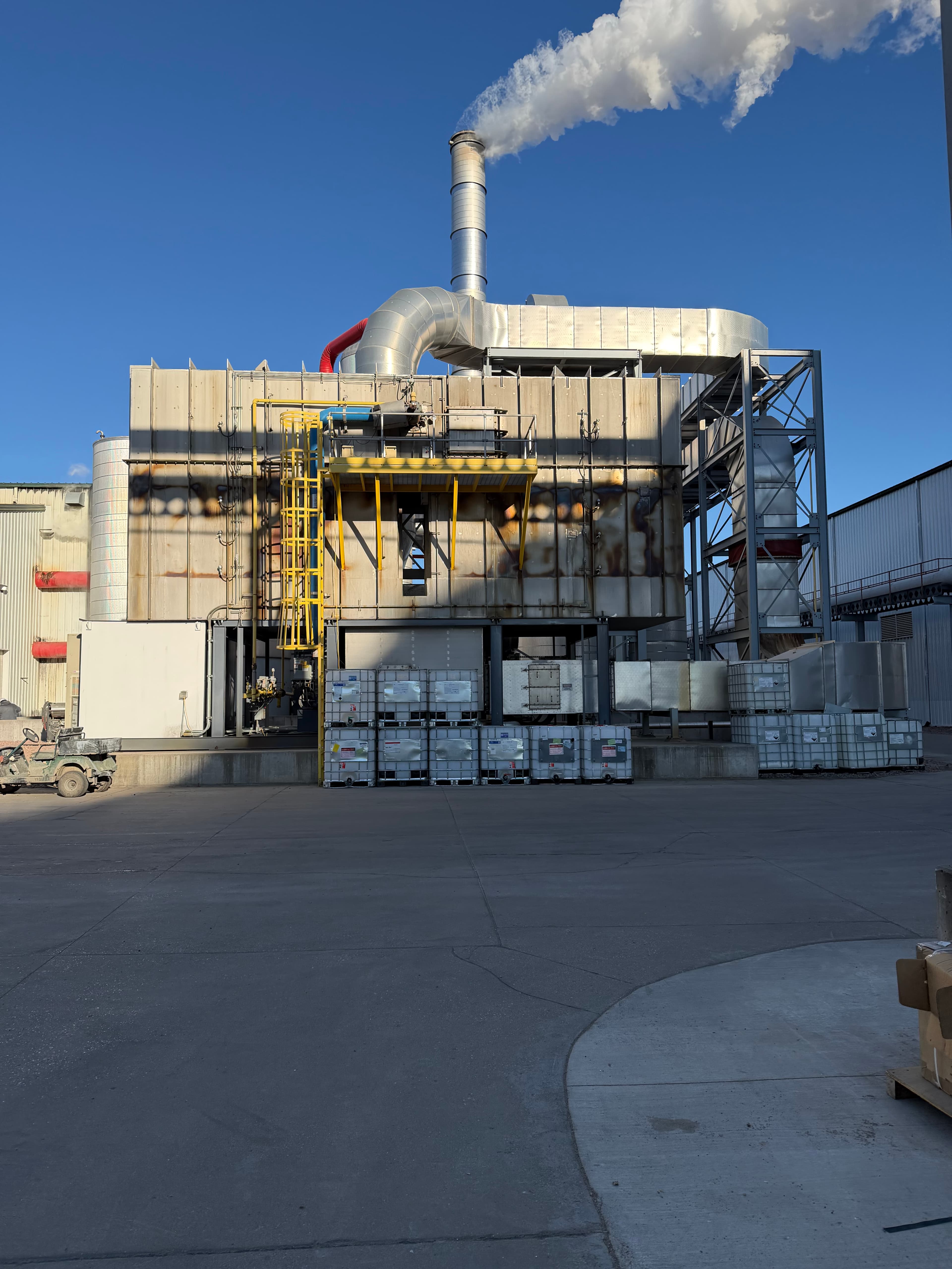 Industrial furnace with heat-discolored casing and refractory lining